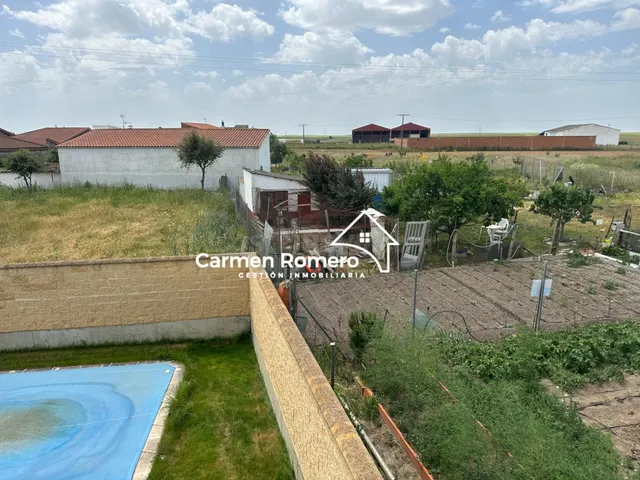 ADOSADO DE ESQUINA CON ZONAS COMUNES DE PISCINA A 18 KM DE S - foto 2