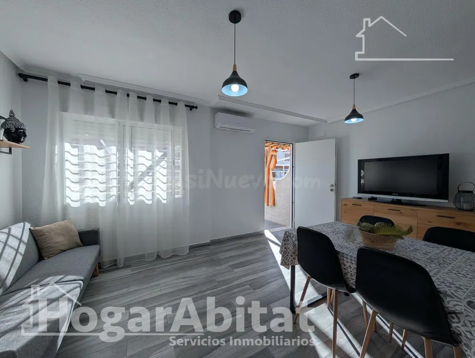 ¡PRIMERA LÍNEA DE PLAYA! BONITO ADOSADO REFORMADO CON TERRAZA Y GARAJE