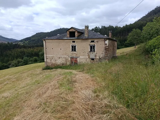 Majestuosa casona de piedra de 1890 con 6.500 m2 de finca en