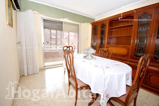 ¡MUY CENTRAL! SOFISTICADO, LUMINOSO Y EXTERIOR CON BALCÓN