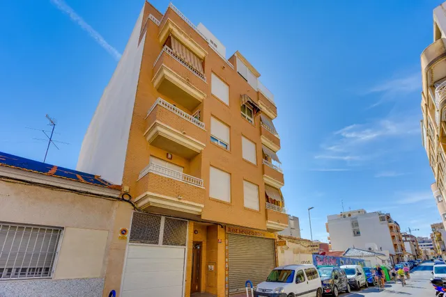 Amplio piso con 4 dormitorios, terraza y garaje en el centro de Torrevieja — 47