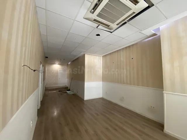 ¡OPORTUNIDAD! Local comercial de 80 m2 en una de las zonas más exclusivas y transitadas de Granada. — 3