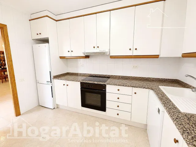 Chalet en residencial con  garaje y terraza, todo amueblado — 8
