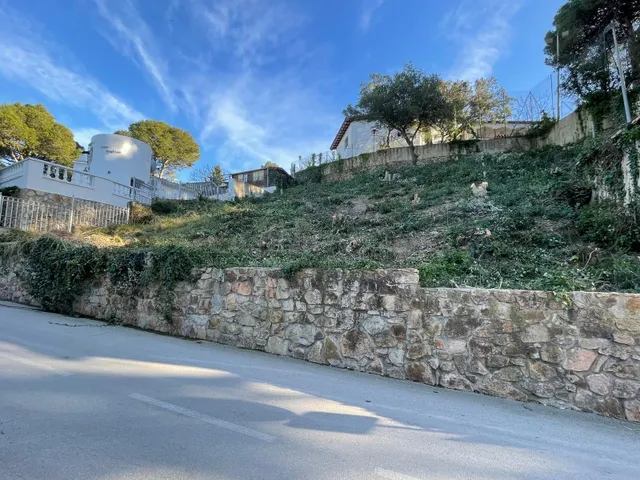 Construye tu hogar junto al mar en Cala Canyelles