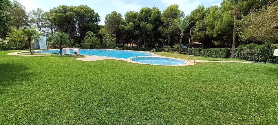 CASA DE 3 PLANTAS CON GARAJE Y PISCINA PRIVADA