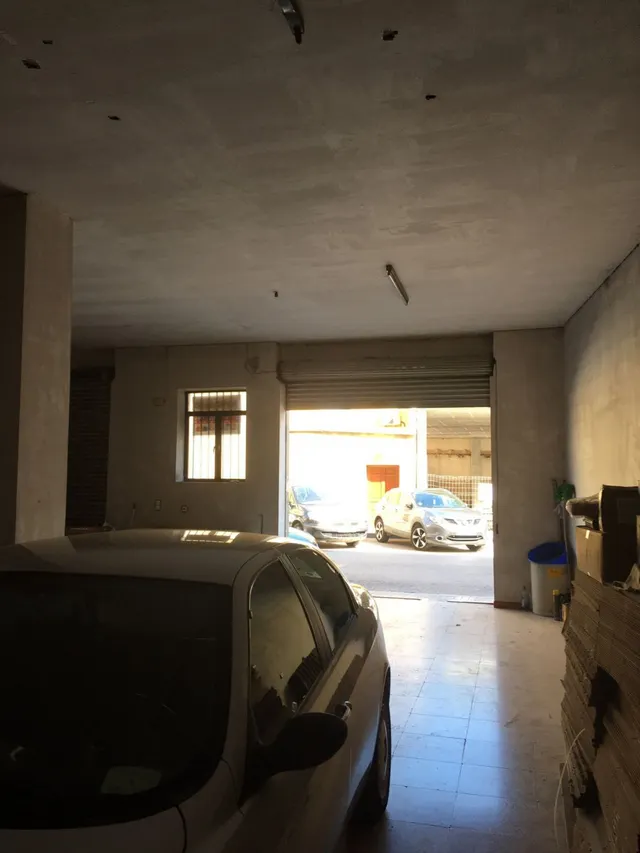 plaza de garaje super amplia ideal para 4 coches y sobra espacio. — 4