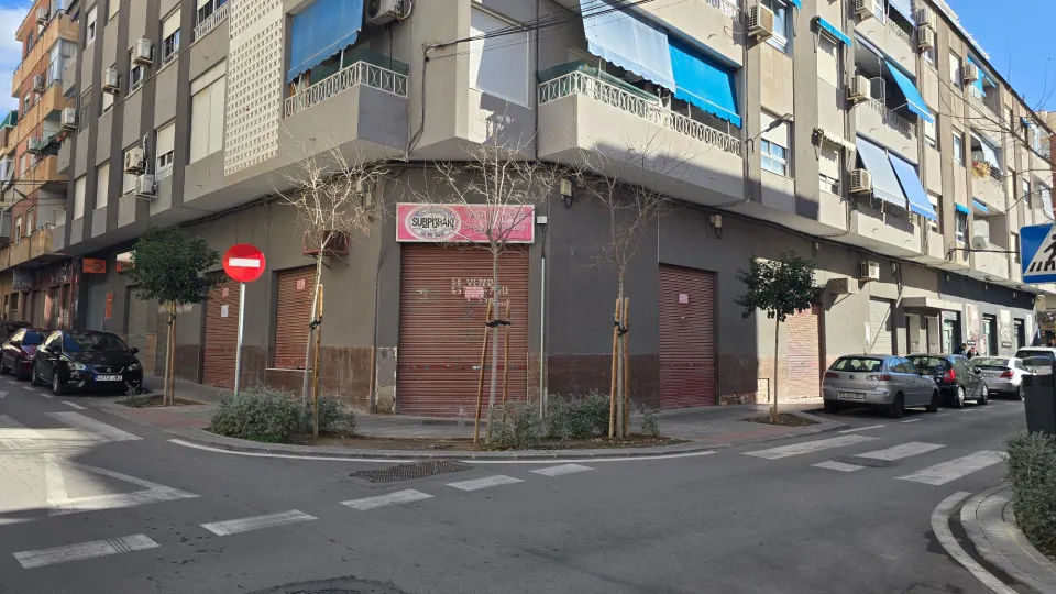 LOCAR HACIENDO ESQUINA FICCIA ,, con 5 escaparates JUNTO A CONSUM