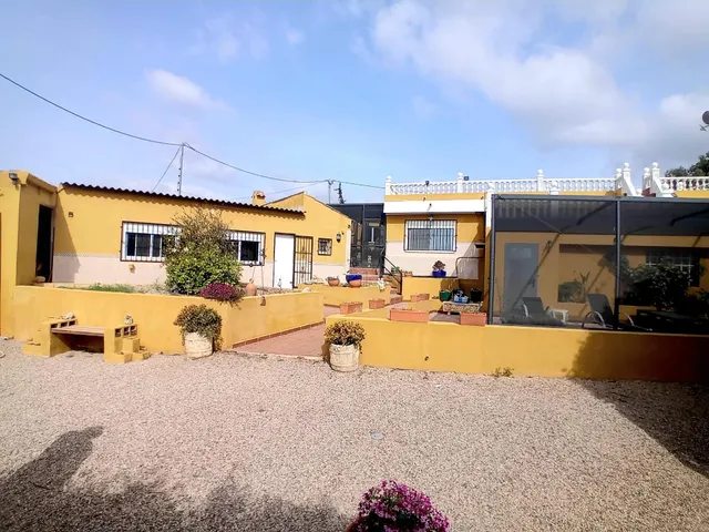 Moderna escapada rural con potencial fuera de la red y encan