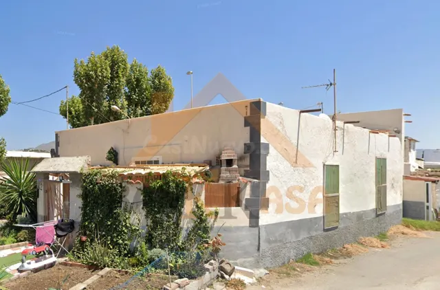 Oportunidad para inversores: Casa de 258 m2 con almacén en E - foto 4