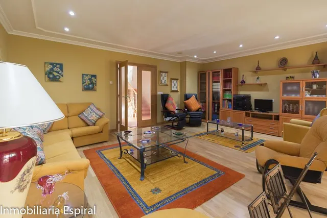 ¡Impresionante Chalet Familiar en Mogor, Marín! — 7