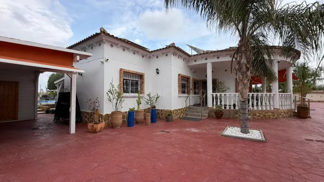 VILLA DE 4 DORMITORIOS Y 3 BAÑOS. PARCELA DE 1.850 M2. CON P - foto 4