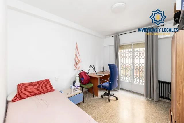 Venta de piso de 4 dormitorios y 2 baños en Granada (Zona Centro) — 19