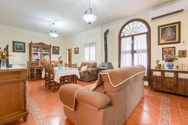 Amplia vivienda con parcela de 2.339 m2 y construcción auxil