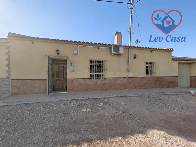 Casa de pueblo reformada con patio y parcela de 1.225 m2 en  - foto 5