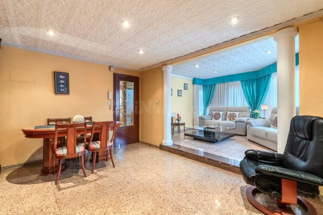 Piso de 3 dormitorios, muy luminoso y con 2 balcones junto a - foto 3