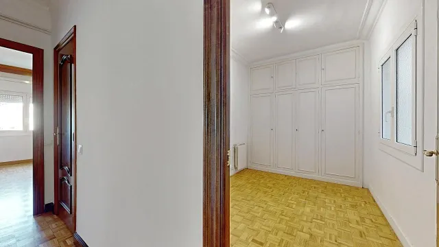 Vivienda en quinta planta con vistas panorámicas, luminosa, con 5 amplias habitaciones. — 36