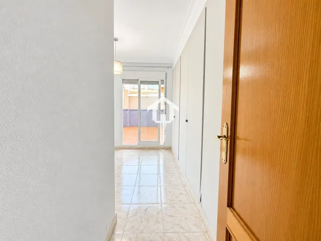 PISO EN VENTA EN ALICANTE. ZONA DE LA FLORIDA. 79m2, 2 habitaciones, 1 BAÑO, AMPLIO PATIO, PRIMERA PLANTA CON ASCENSOR. — 27