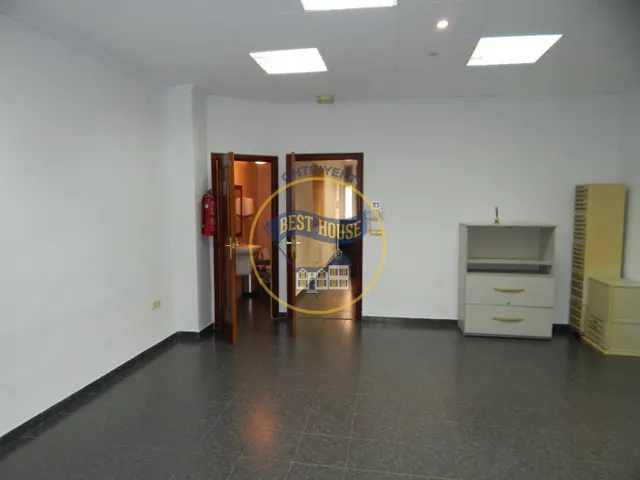 LOTE DE TRES LOCALES EN EL LLOMBO — 30