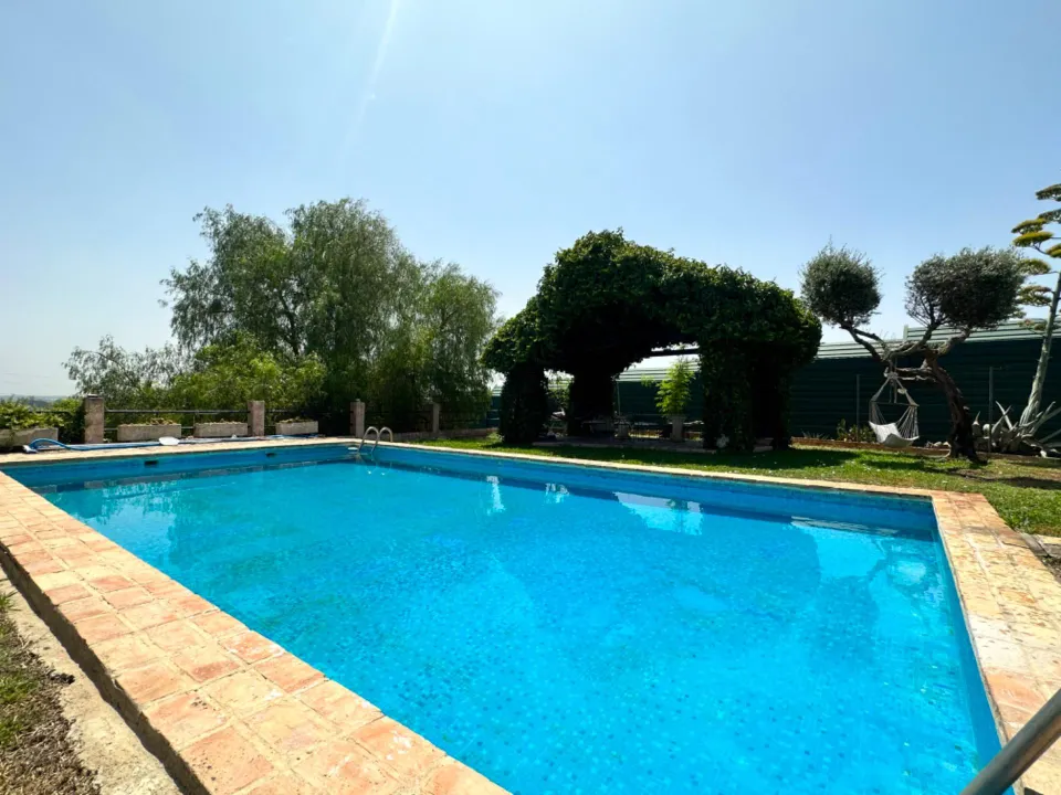 Exclusiva finca rústica con chalet independiente en la carretera Coria del Río - Palomares