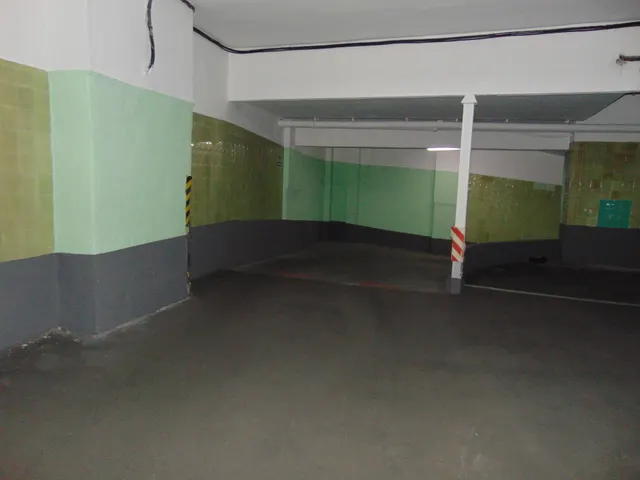 PLAZA DE GARAJE EN VENTA CALLE CLARA DEL REY PROSPERIDAD — 8