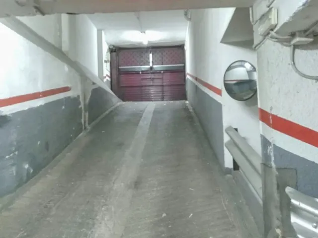 AMPLIA PLAZA DE PARKING A LA VENTA EN SAGRADA FAMILIA — 4