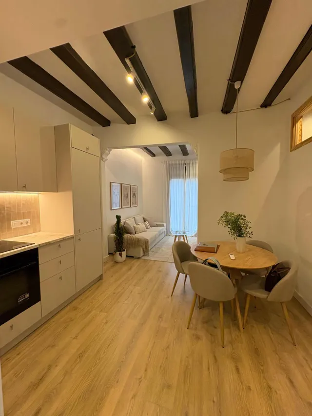 Piso reformado con 2 dormitorios y mobiliario a estrenar en el Raval, Barcelona — 24