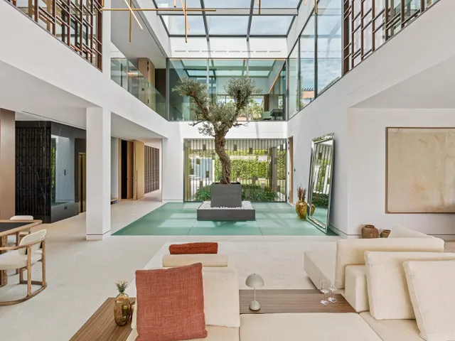 Sofisticada villa con vistas al mar en la Milla de Oro, Marbella — 17
