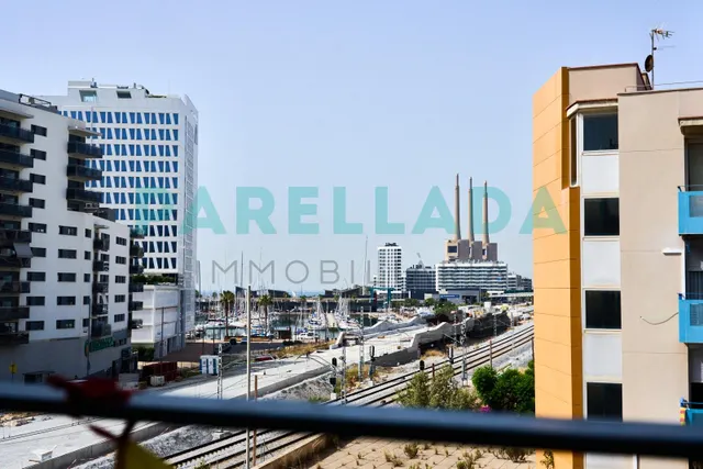 Piso de 3 habitaciones con parking junto al Puerto de Badalona — 9