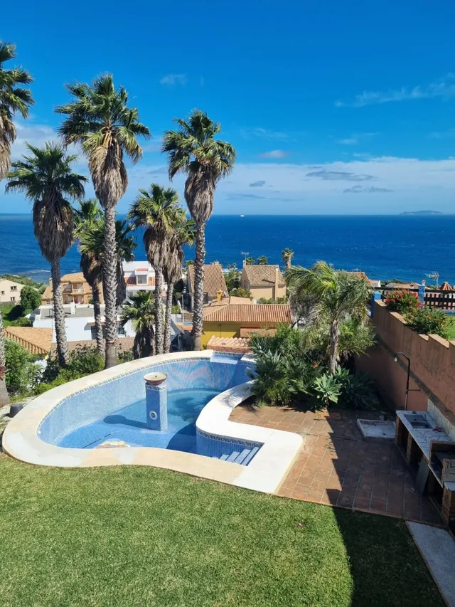VILLA PRIVADA EN URBANIZACION EL FARO, CON VISTAS A TODA LA  - foto 3