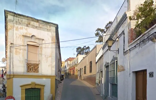 VIVIENDA UNIFAMILIAR ADOSADA OCUPADA POR PERSONA SIN JUSTO T