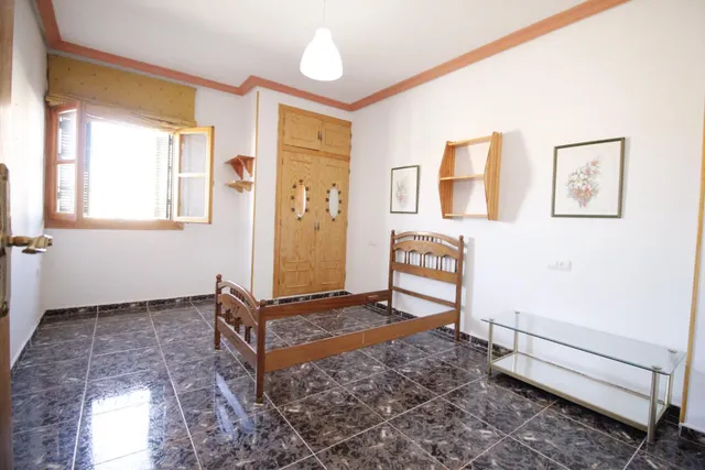 EXCELENTE CASA EN EL CENTRO DE BAZA!!!! — 32