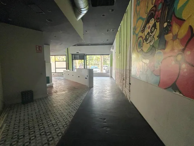 LOCAL COMERCIAL EN VENTA, AVDA. REINA VICTORIA EUGENIA — 11