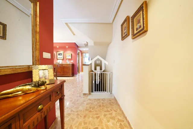 CHALET ADOSADO CON BUHARDILLA EN CIUDAD JARDÍN DE ALICANTE:  - foto 4
