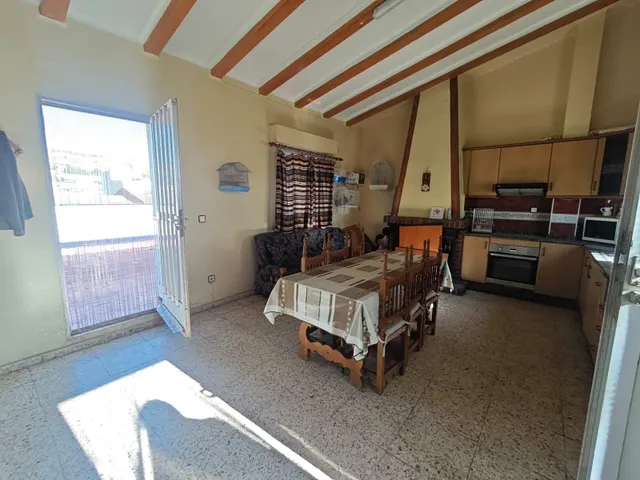 CASA EN ELDA CON GRAN GARAJE Y LOCAL Y DOS PLANTAS CON TERRA