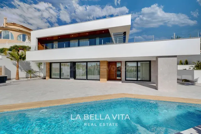 Espectacular villa amueblada con piscina privada junto a La 