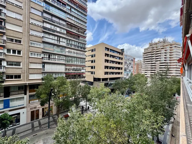 Piso de 4 dormitorios en venta en Gran Vía - foto 2