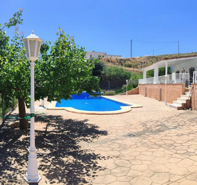CASA EN FINES ( ALMERIA ) DE 4 habitaciones CON TERRENO Y PISCINA. — 4