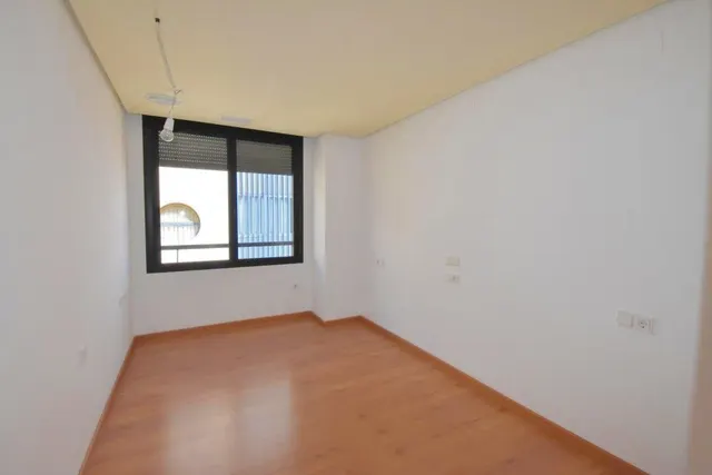 Amplio piso SE VENDE en Torrevieja – 3 habitaciones, terraza y garaje incluido — 24
