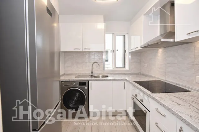 Exclusiva ubicación junto a la playa en este piso reformado  - foto 5