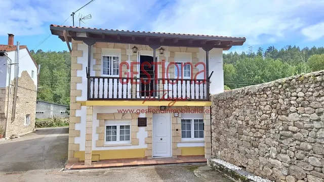CASA COMPLETAMENTE REFORMADA EN ARENAS DE IGUÑA. — 2
