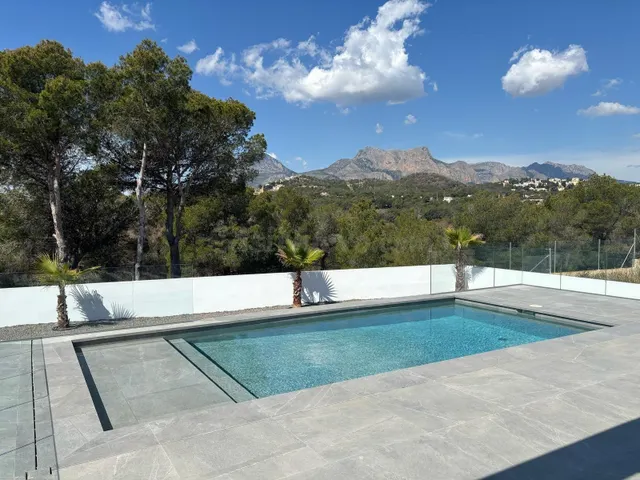 LUJOSA VILLA DE OBRA NUEVA ACABADA Y DISPONIBLE - foto 2