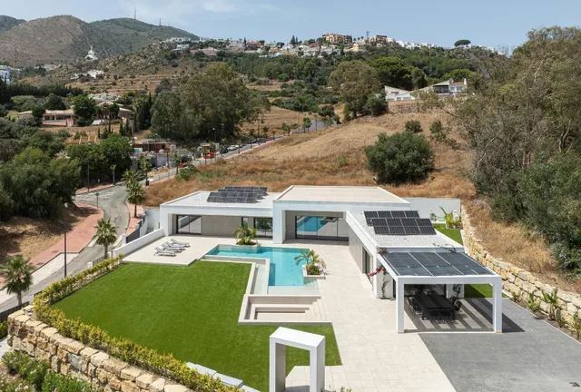 ¡EXCLUSIVA VILLA DE LUXE EN BENALMÁDENA COSTA! - foto 2