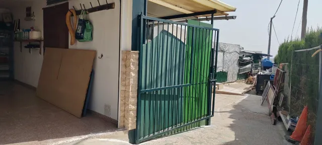 SE VENDE CHALET EN MUY BUENA ZONA PEGADO AL PUEBO Y A 20 MINUTOS DE ALICANTE — 29