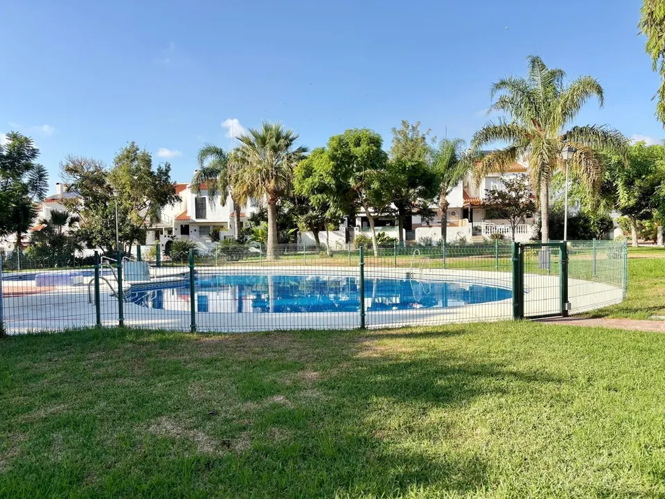 Casa adosada con dos patios privados y piscina comunitaria en Caleta de Vélez