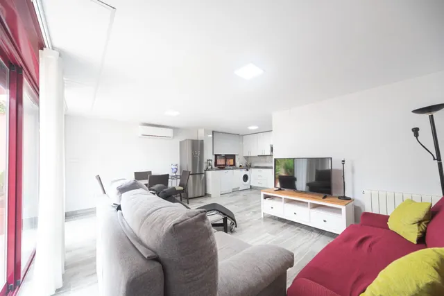 Ponemos a la venta este precioso y peculiar chalet con piscina privada. — 25