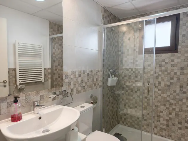 Amplio apartamento de 3 dormitorios a 600 metros de la playa y servicios — 16