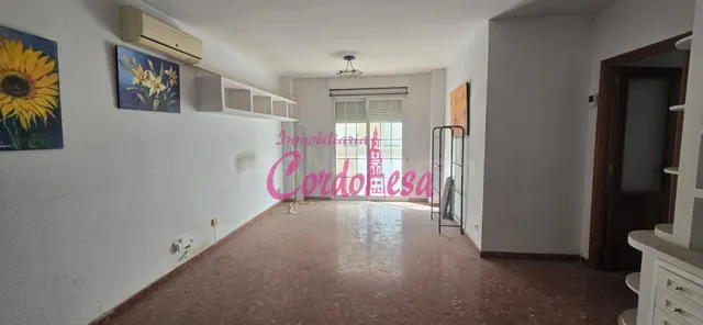 Amplio y Conservado Piso en Avenida Barcelona - Oportunidad 