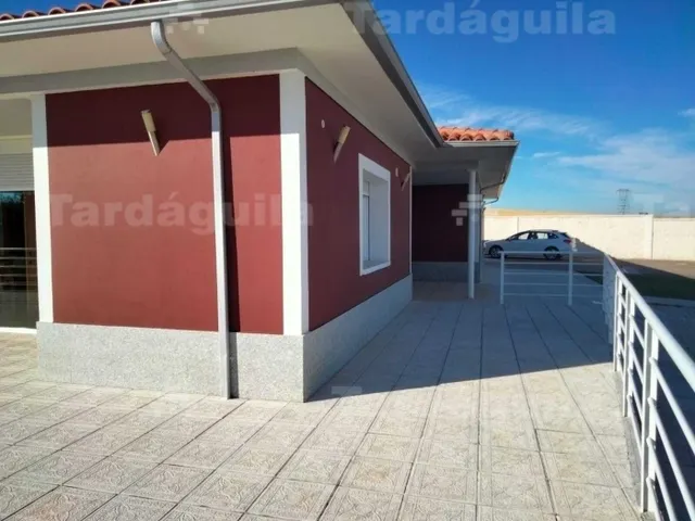 CHALET  INDEPENDIENTE EN URBANIZACION DE VILLAMAYOR — 23