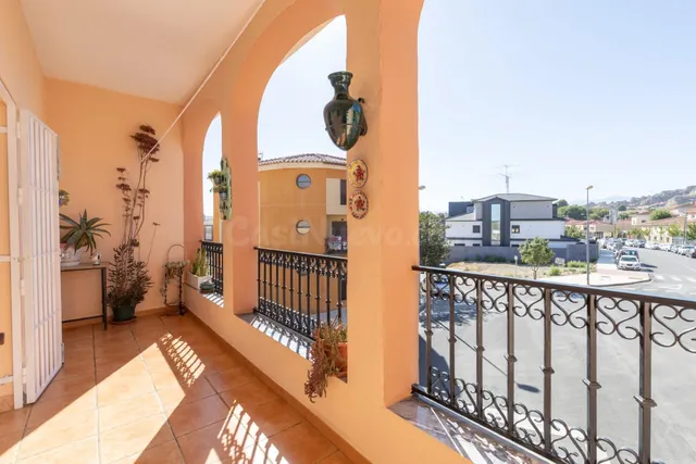Casa en planta baja con cuatro naves y local — 7