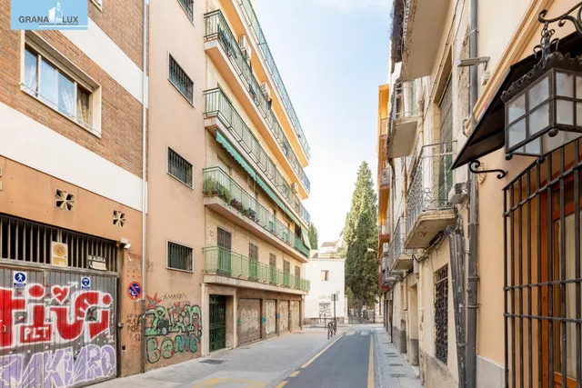 Venta de piso de 4 dormitorios y 2 baños en Granada (Zona Centro) — 25